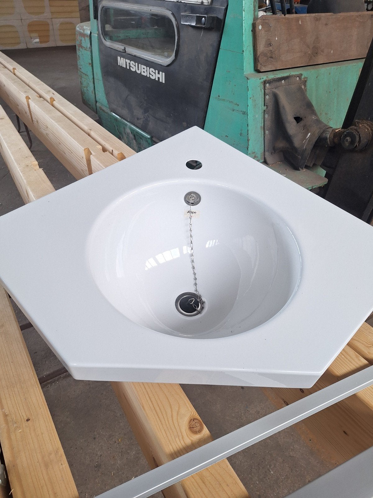Witte hoekwastafel met afvoerplug en ketting, Ophalen, Nieuw, Wastafel