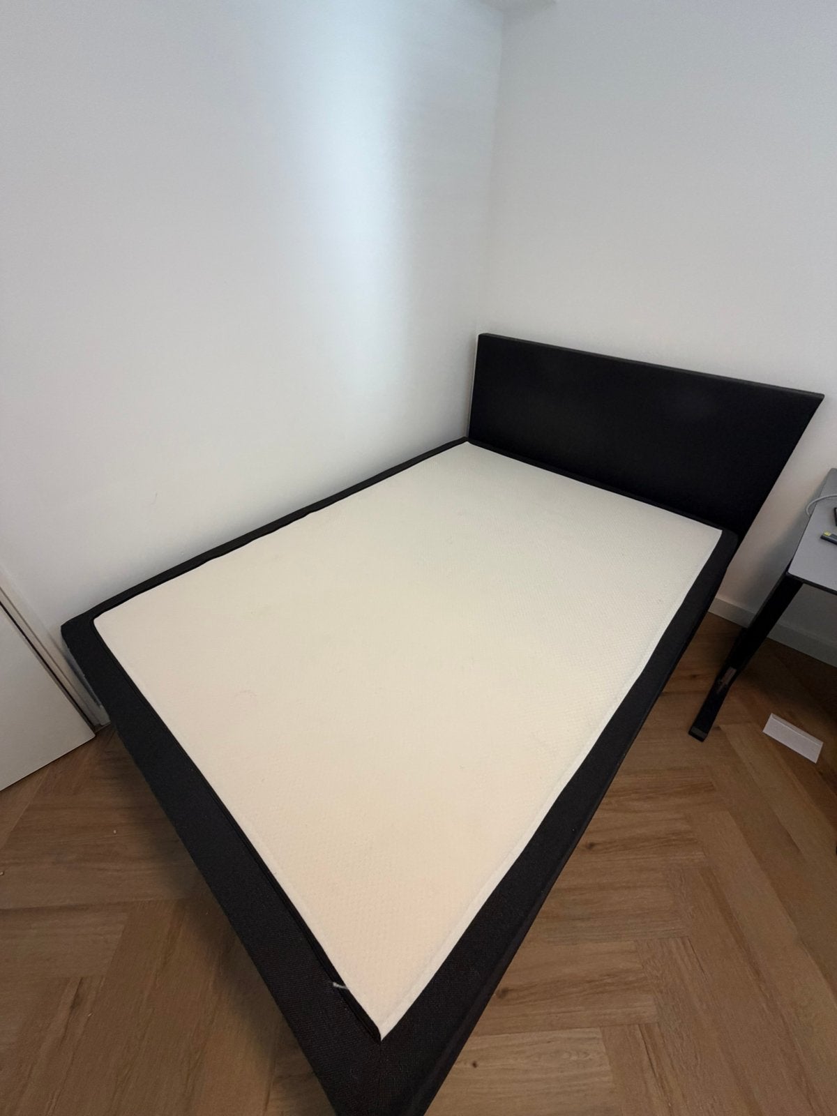 Boxspring Ibiza 140x200 zwart incl. matras en hoofdbord, Zwart, Zo goed als nieuw, Twijfelaar, 200 cm