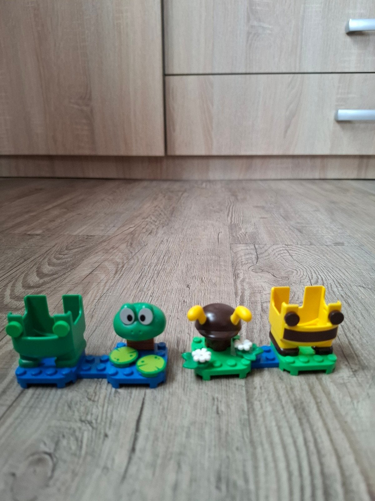 LEGO Super Mario: Kikker (71392) & Bij (71393, Overige thema's, Lego, Accessoire, Ophalen of Verzenden