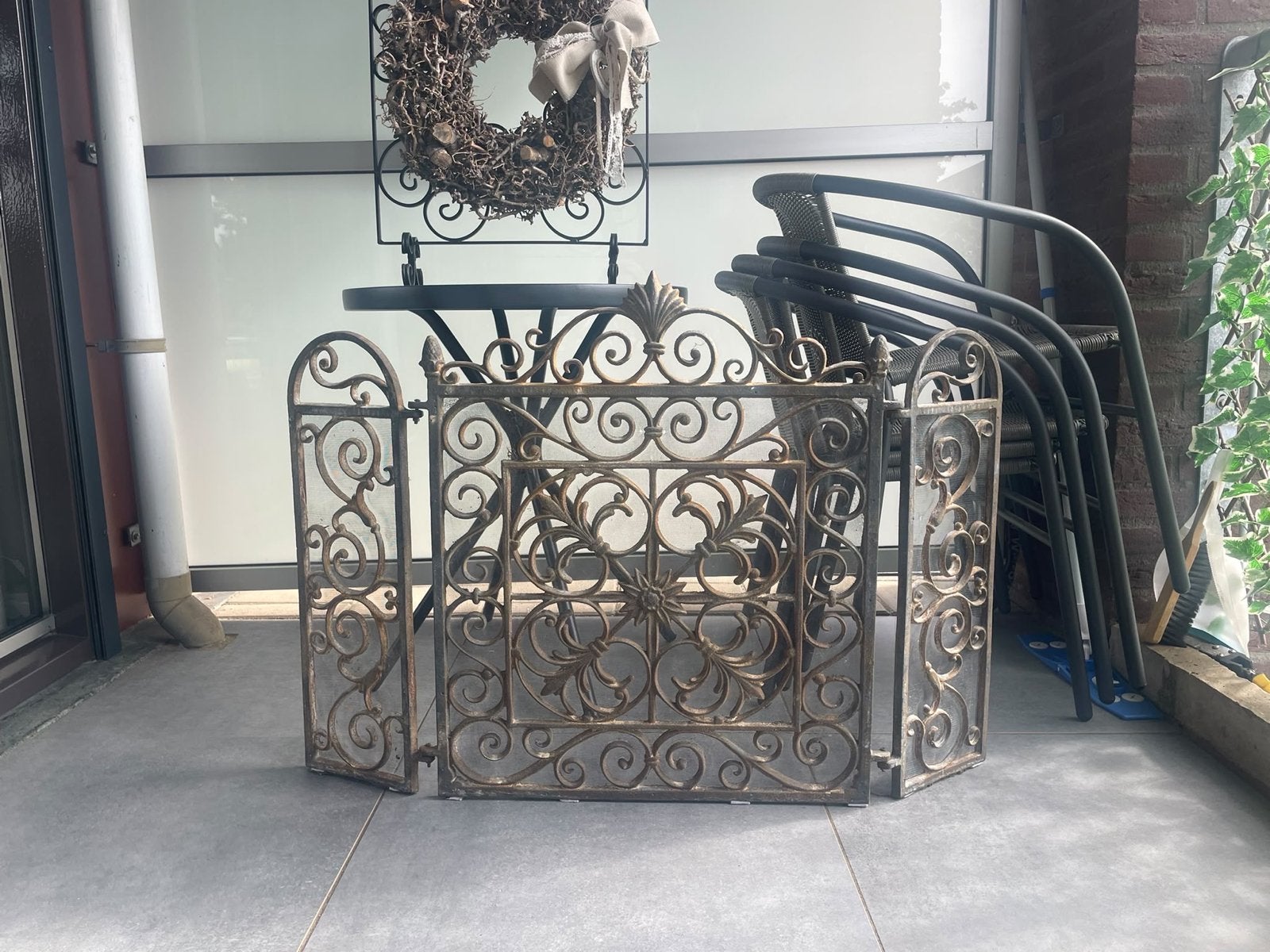 Decoratief smeedijzeren haardscherm, Ophalen