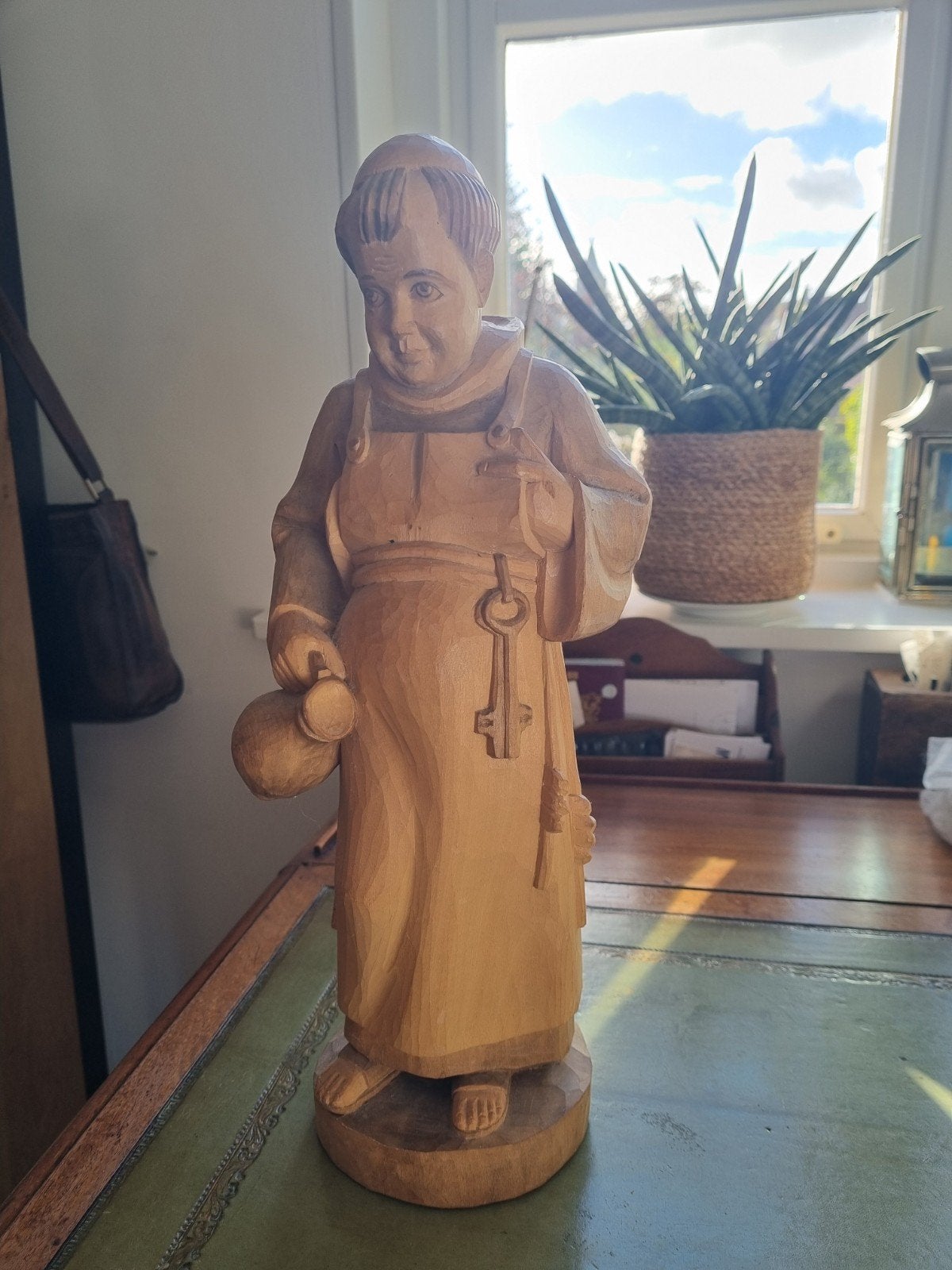 Handgesneden houten monnik beeld - 40cm, Ophalen of Verzenden, Handgemaakt, 20 - 50 cm, Beeld