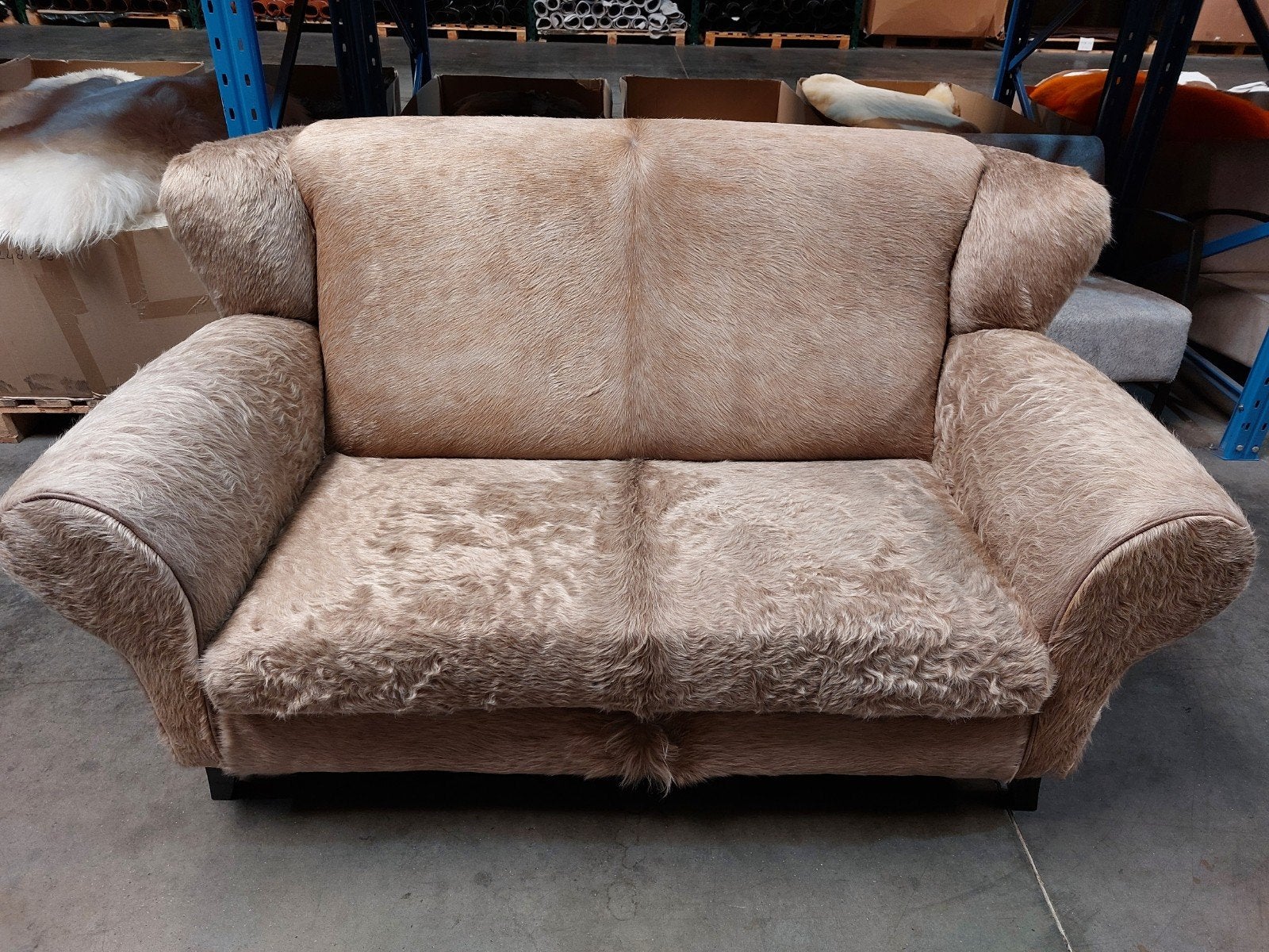Prachtige 2 zits Bank in Taupe Zuid-Amerikaanse Koehuid, Huis en Inrichting, Ophalen, Hout, Minder dan 75 cm, 150 tot 200 cm