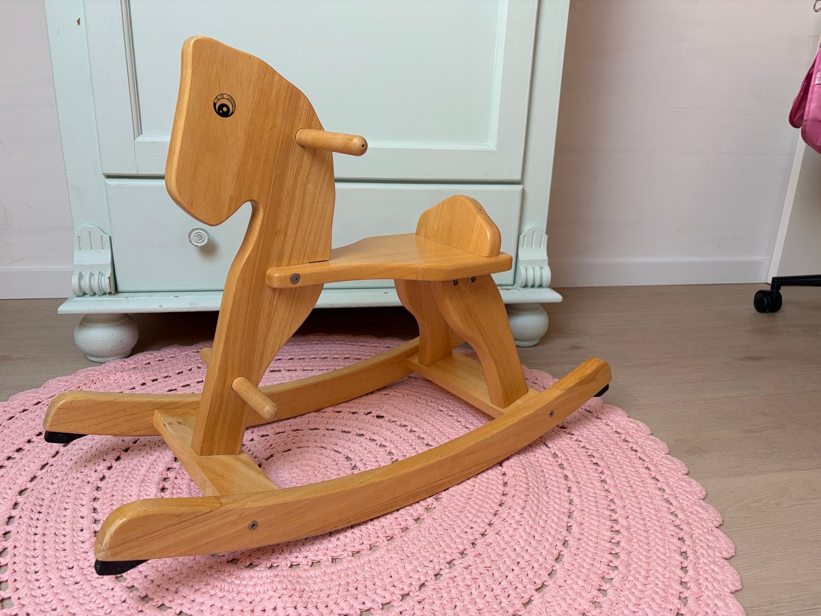 Houten hobbelpaardje Mariëtte - 72x52cm, zithoogte 28cm, Ophalen of Verzenden, Gebruikt, Rij- of Hobbelspeelgoed