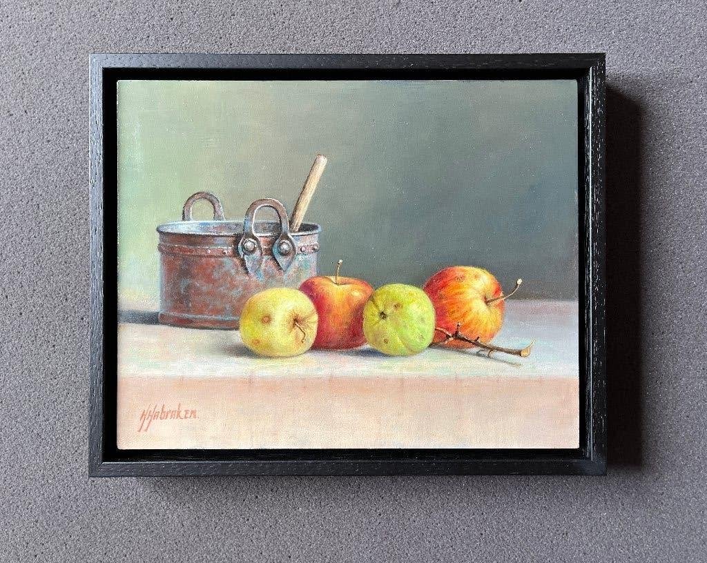 Oude pan en appels op tafel. Hans Habraken.