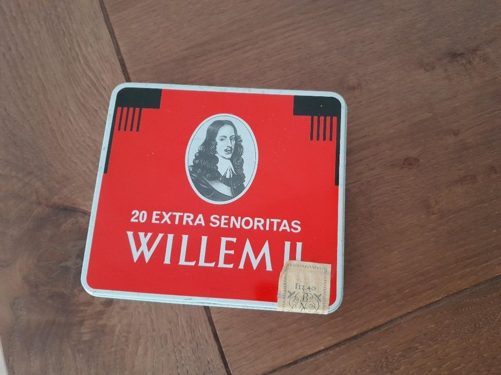 sigarenblik 20 extra senoritas Willem II B.V. Valkenswaard, Verzamelen, Blikken, Ophalen of Verzenden, Zo goed als nieuw, Overige