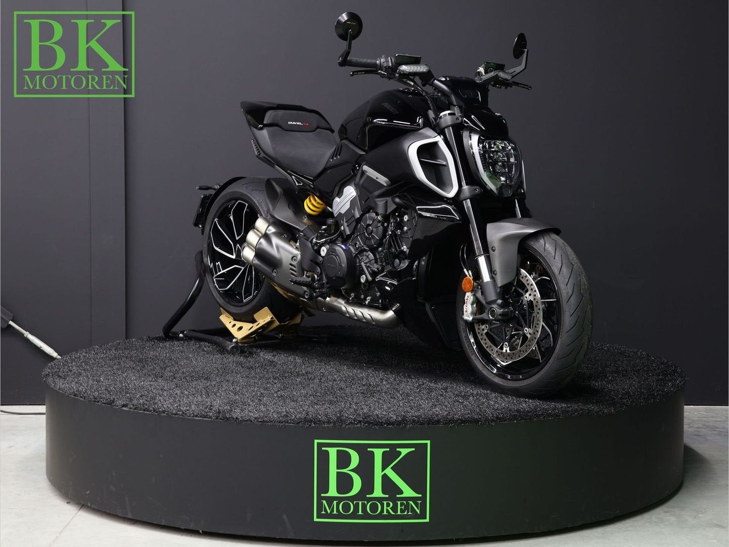 DUCATI DIAVEL V4 | Carbon + Accessoires (T.w.v. €2680.-), Motoren, Motoren | Ducati, DUCATI, 2 cilinders, Motorrijbewijs A, Bedrijf