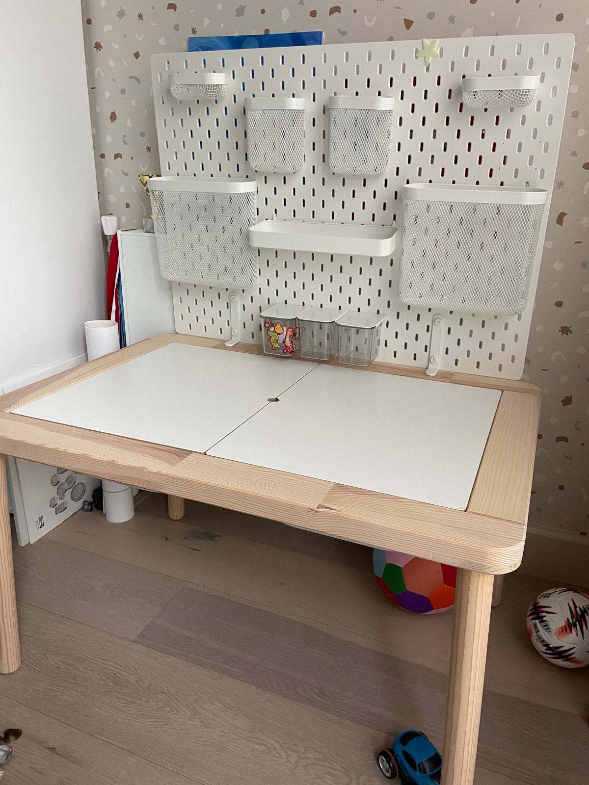 IKEA children’s activity table + pegboard organizer, Ophalen, Zo goed als nieuw, Tafel