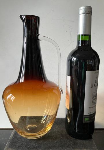 Glazen karaf. Ik denk  Empoli glas. Verlopend v kleur. Bruin, Ophalen of Verzenden