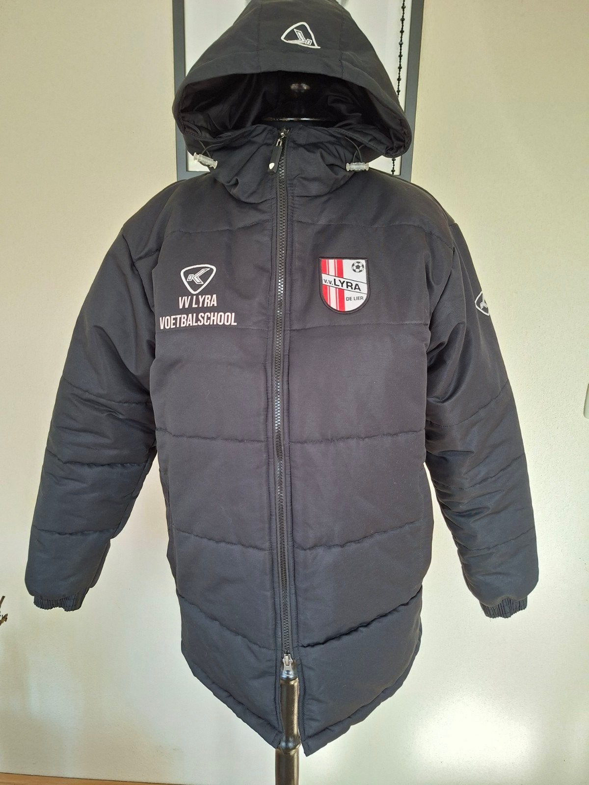 Zwarte winterjas VV Lyra Voetbalschool, maat S, Onbekend, Zwart, Ophalen of Verzenden, Zo goed als nieuw