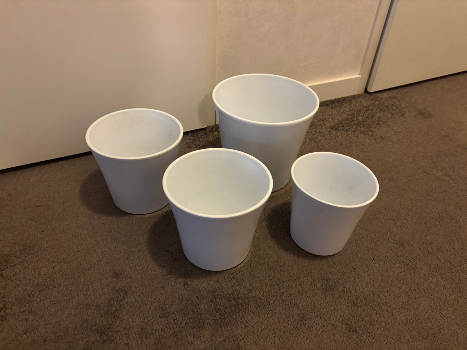 Serie van 4 witte bloempotten, Rond, Ophalen of Verzenden, Zo goed als nieuw, Aardewerk