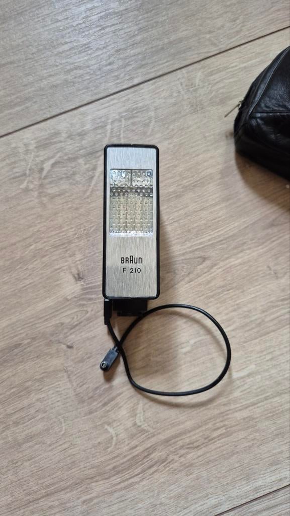BrAun F 210 Flitser, Audio, Tv en Foto, Fotografie | Flitsers, Ophalen of Verzenden, Zo goed als nieuw, Overige merken, Kantelbaar