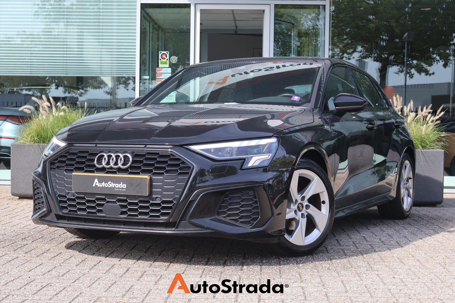 Audi A3 Sportback 35 S-Line TFSI 150pk | Navi | Trekhaak | R, Auto's, 4 cilinders, Zwart, Bedrijf, 690 kg