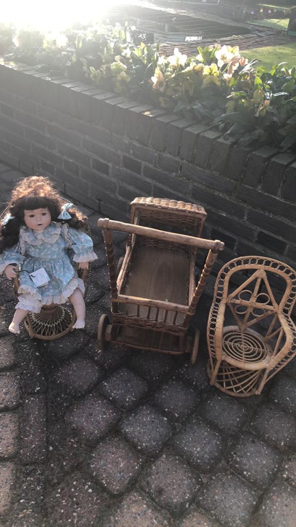 Antiek poppewagen stoeltje en popje, Kinderen en Baby's, Speelgoed | Poppen, Ophalen, Gebruikt