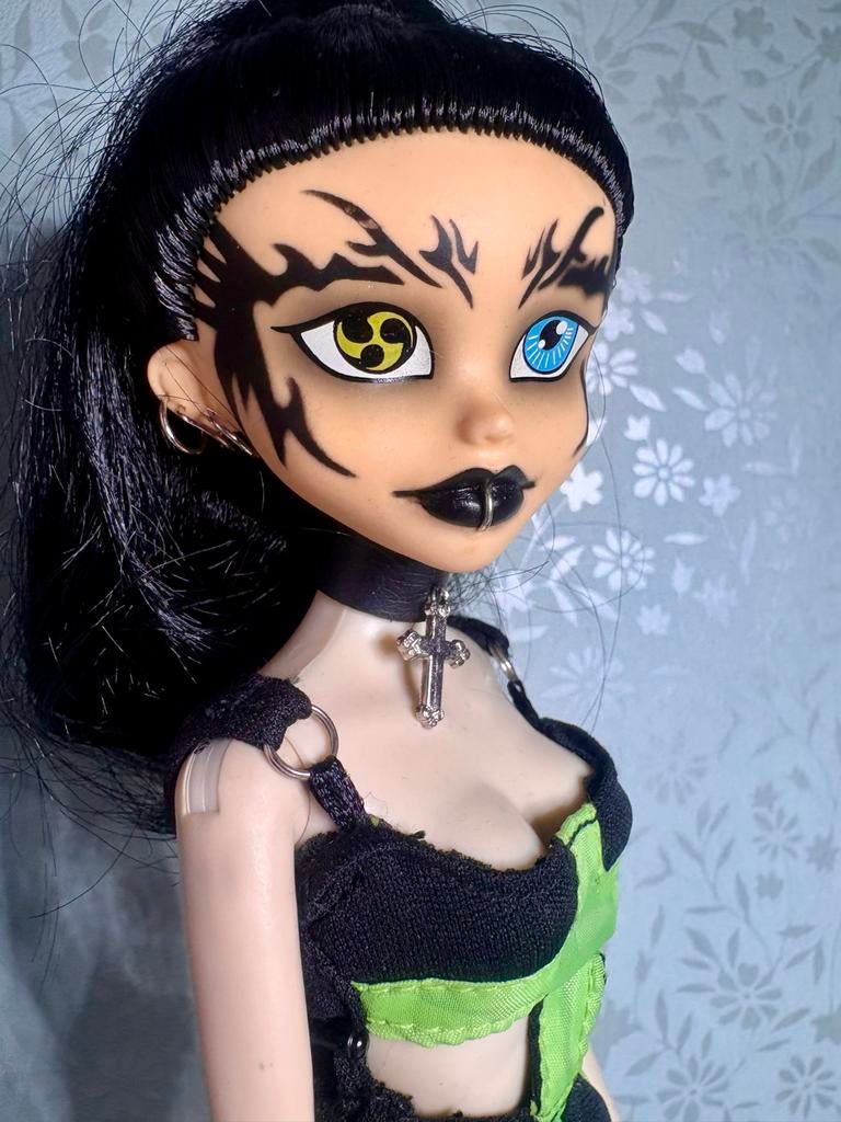 Bleeding Edge Begoths doll Julia Doom gothic pop - Groen, Ophalen of Verzenden, Gebruikt, Pop