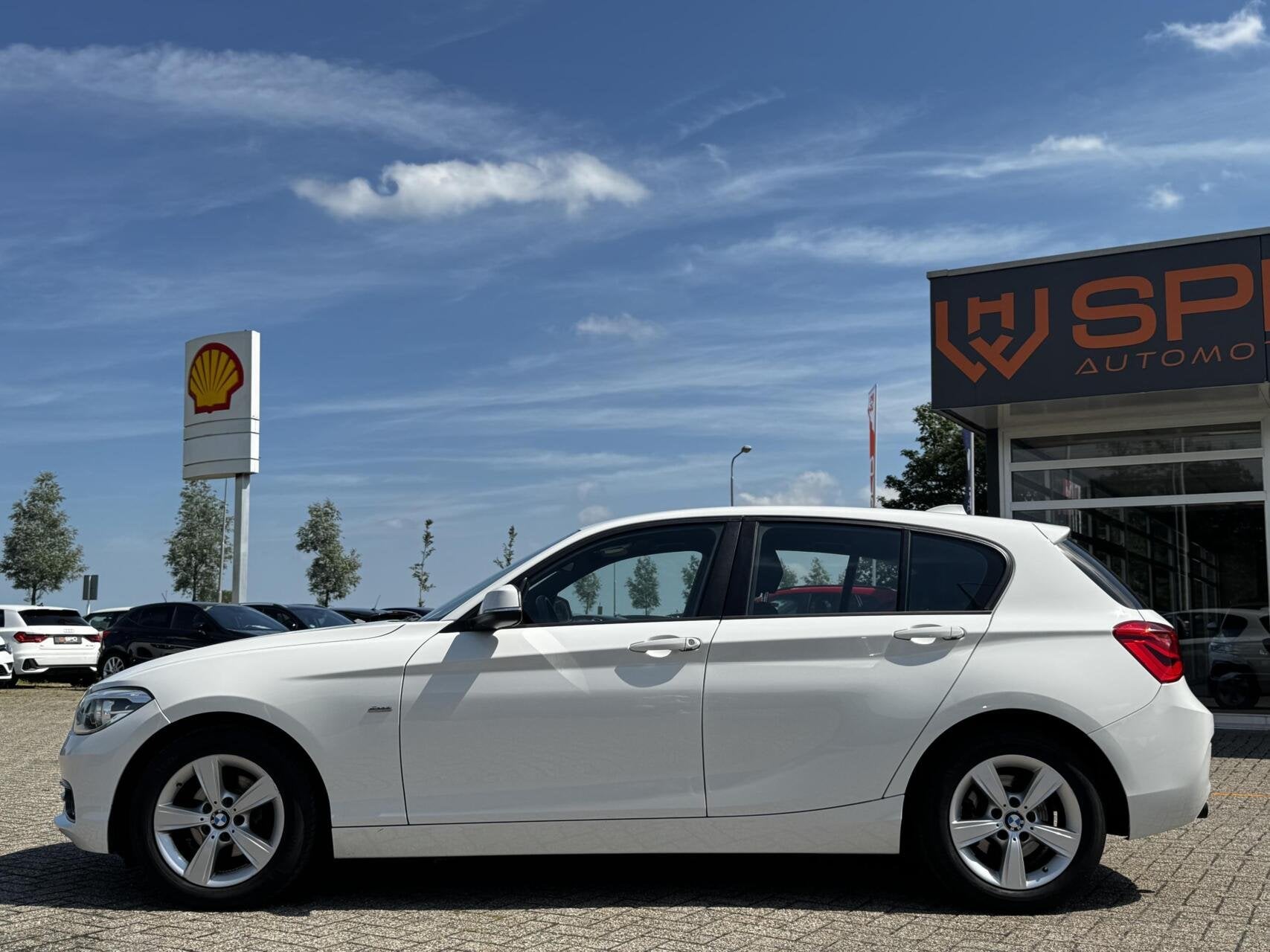 BMW 1-serie 116d Sport|Led|M-stuur|Automaat|NAP|Dealer-onder, Auto's, Gebruikt, 116 pk, Wit, Origineel Nederlands