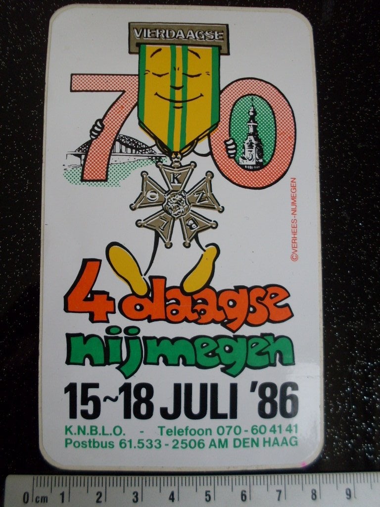 sticker 4daagse nijmegen vierdaagse 1986 knblo 70 jaar logo, Verzenden, Zo goed als nieuw, Bedrijf of Vereniging