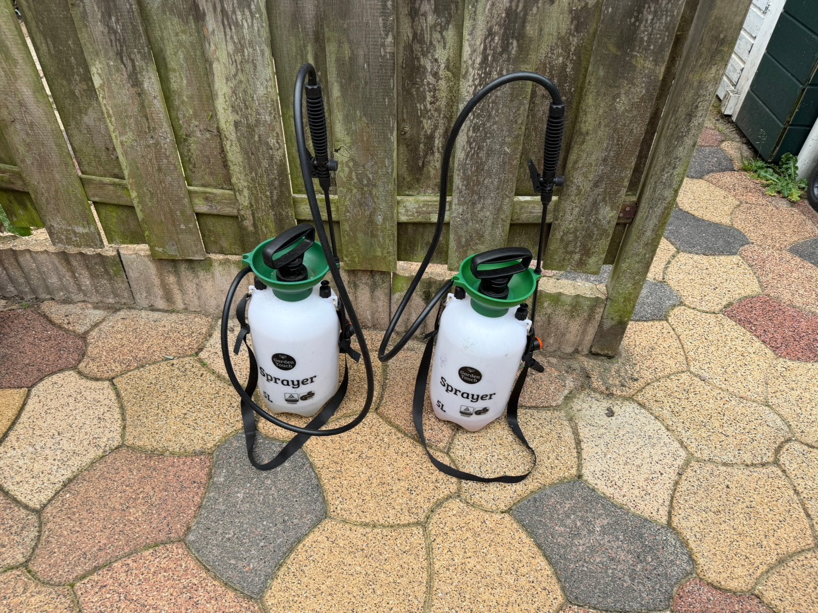 Foto 2 van Set van 2 Garden Touch Drukspuiten / Onkruidspuiten –5 Liter