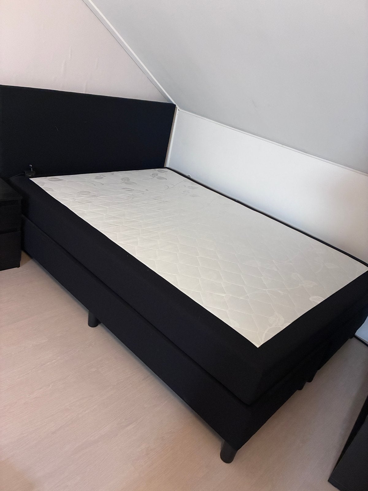 Boxspring 140x200, Ophalen, Zwart, 140 cm, Zo goed als nieuw