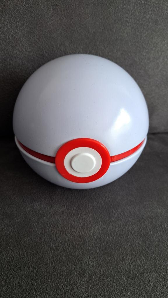 Pokemonkaarten in pokemon bal, Ophalen of Verzenden, Zo goed als nieuw