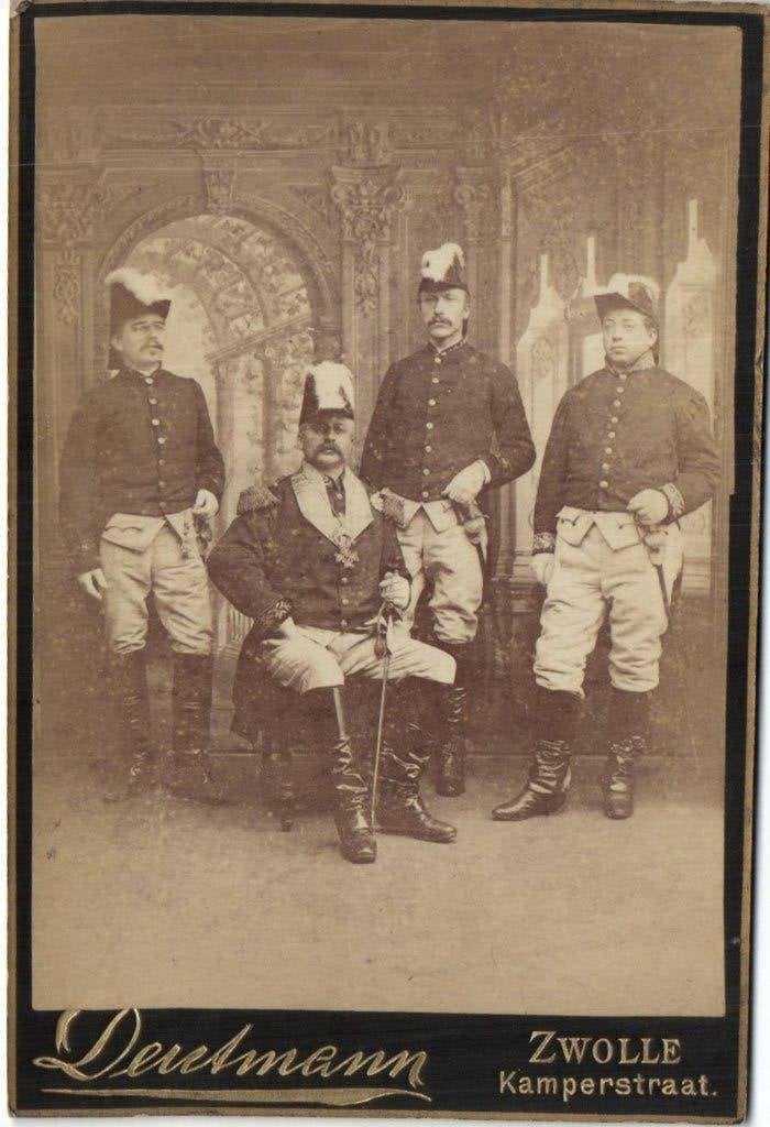 Kabinet foto -4 Militairen in fraai Uniform -Deutmann Zwolle, Gebruikt, Verzenden, Foto, Voor 1940