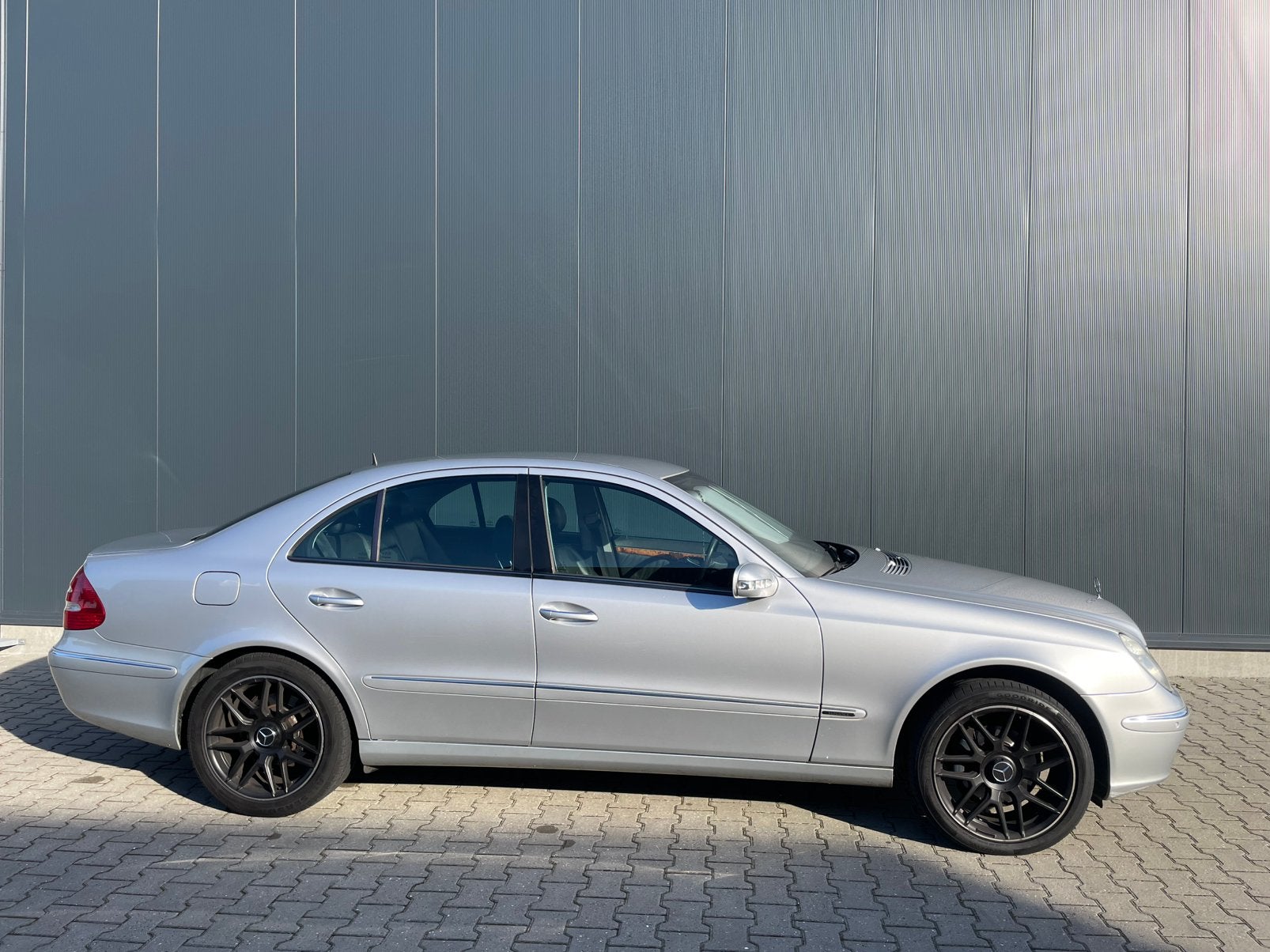 Mercedes-Benz E-Klasse 2.6 E240 Sedan AUT 2003 Grijs, Automaat, Achterwielaandrijving, Zwart, 2597 cc