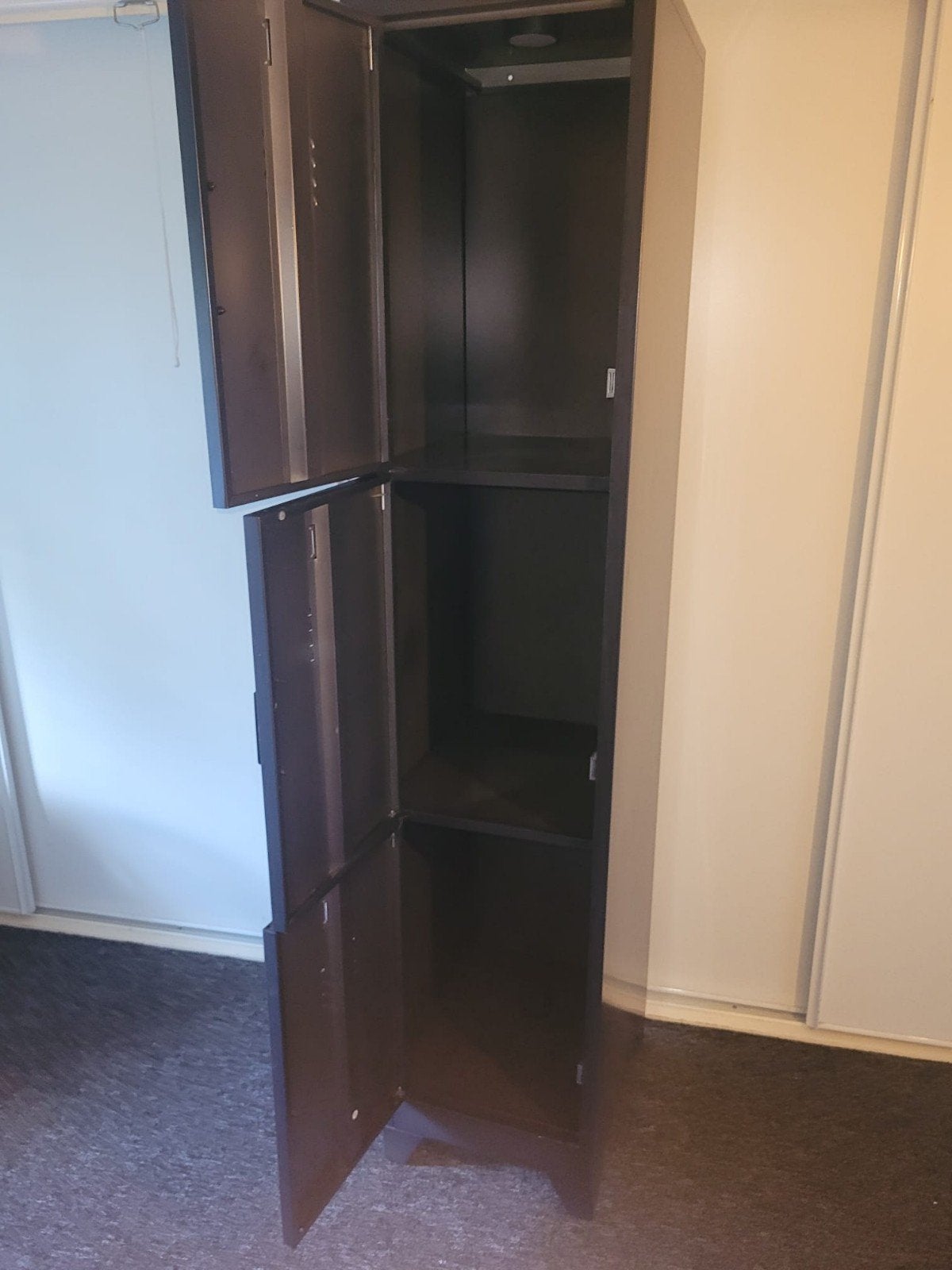 Donkergrijze metalen locker met 3 deuren (180x38x45,5cm), Ophalen, Gebruikt, Industrieel, Modern