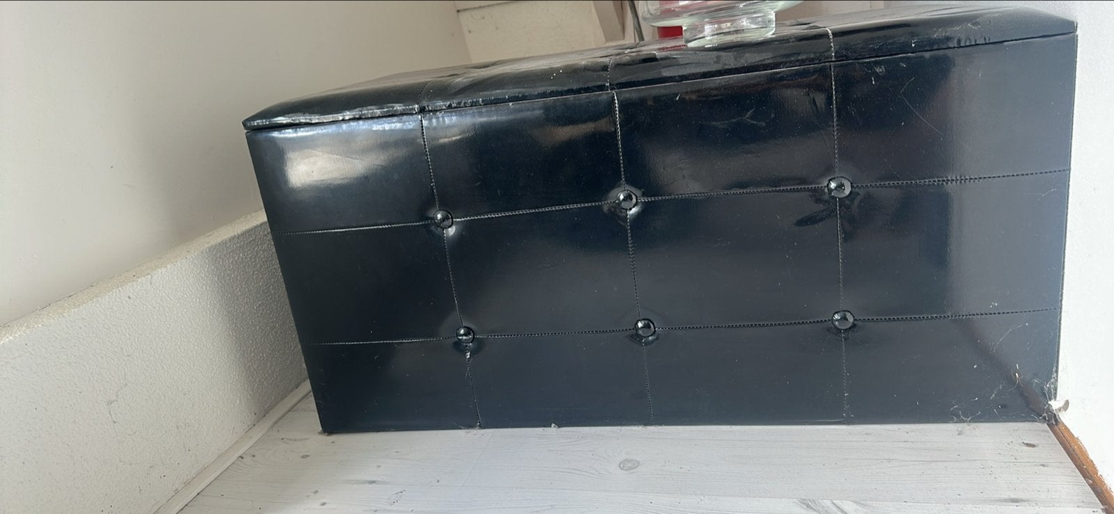 Zwarte leren poef opberg kist, Ophalen, Gebruikt, 50 tot 75 cm