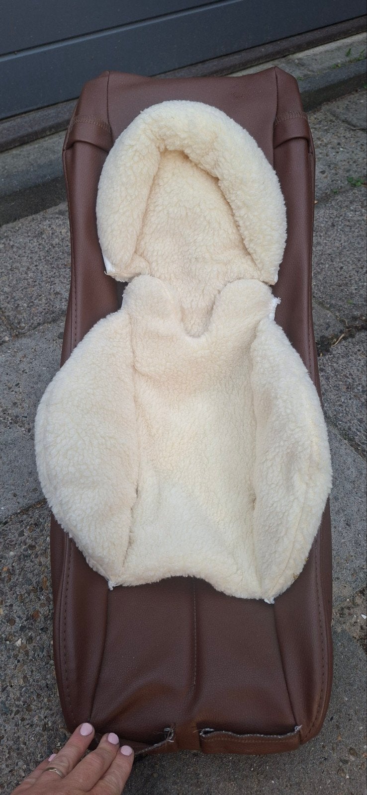 Melia babyschaal bruin met schapenvacht inleg, Overige merken, Ophalen of Verzenden, 0 t/m 13 kg, Gebruikt