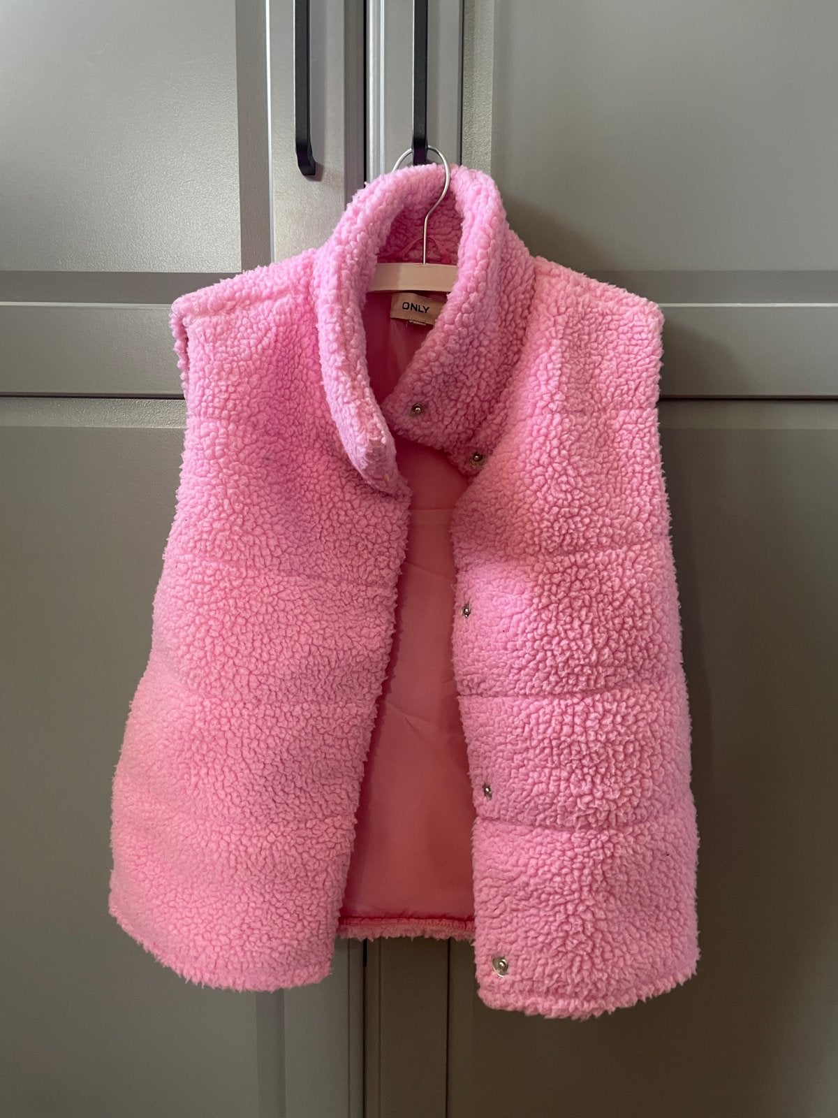 Roze teddy bodywarmer Only, maat 134-140, ongedragen, Ophalen of Verzenden, Zo goed als nieuw, Meisje, Trui of Vest