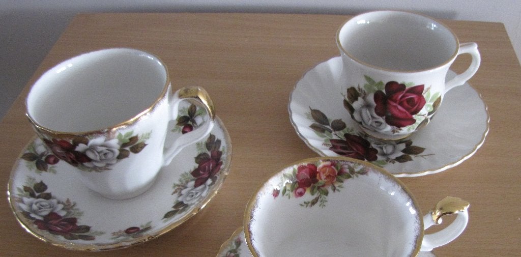 2 Engelse kop & schotel met rode en witte roos Staffordshire, Ophalen, Overige merken, Zo goed als nieuw, Overige stijlen