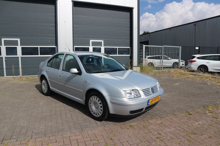 Volkswagen Bora 1.6 Trendline AUTOMAAT (bj 2000), Auto's, Zwart, Volkswagen, Bedrijf, Sedan