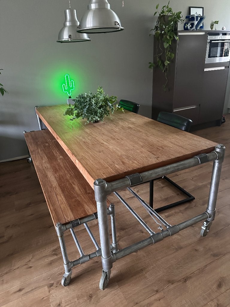 Robuuste houten tafel met steigerbuizen en bijpassend bankje, Ophalen, Gebruikt, Vijf personen of meer, Rechthoekig