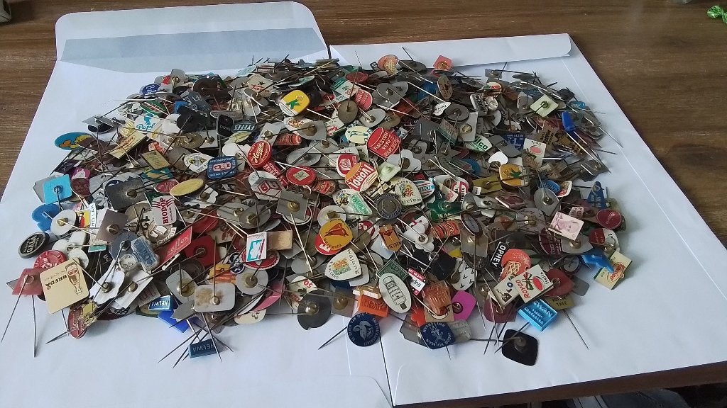 Grote hoeveelheid speldjes 1050 stuks van alles wat, Ophalen of Verzenden, Gebruikt, Overige onderwerpen