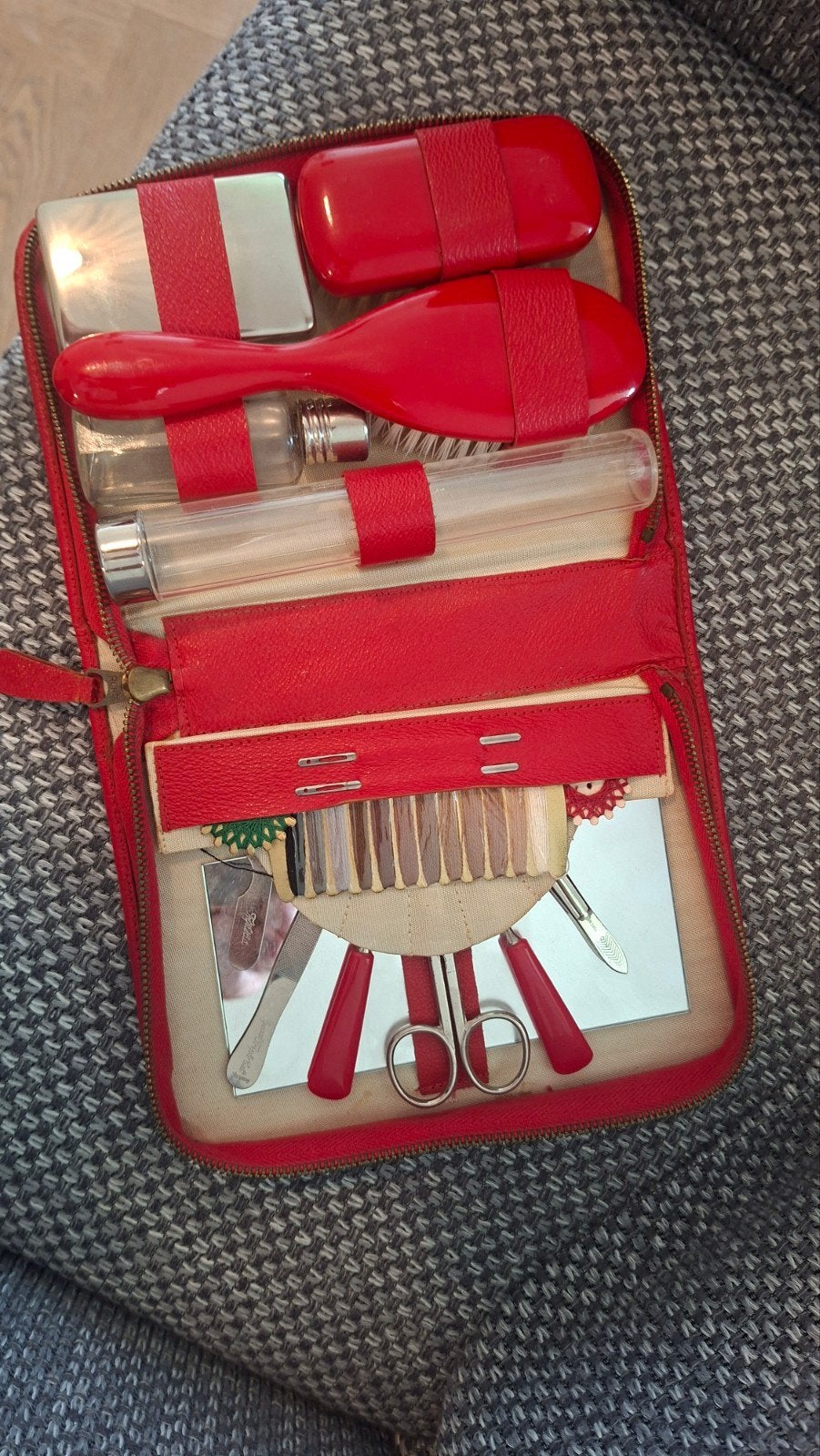 Vintage Rode Reis Toiletset - Compleet en Compact, Ophalen, Gebruikt, Rood, Heer of Dame
