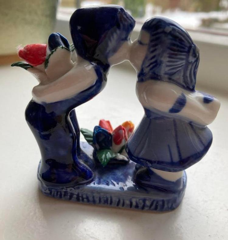 “Delfts” blauw kussend paartje met tulpen - Holland souvenir, Verzamelen, Beelden en Beeldjes, Ophalen of Verzenden, Mens