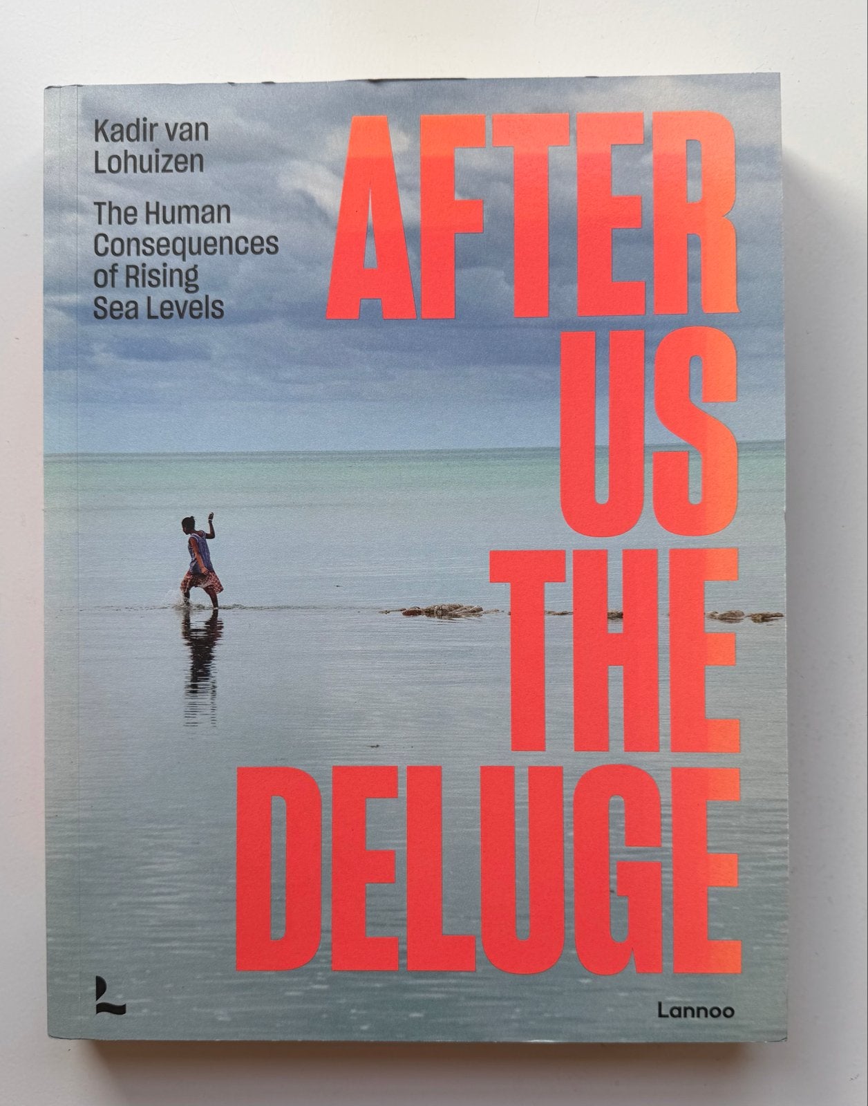 Kadir van Lohuizen - After Us The Deluge, Fotografen, Kadir van Lohuizen, Ophalen of Verzenden, Zo goed als nieuw