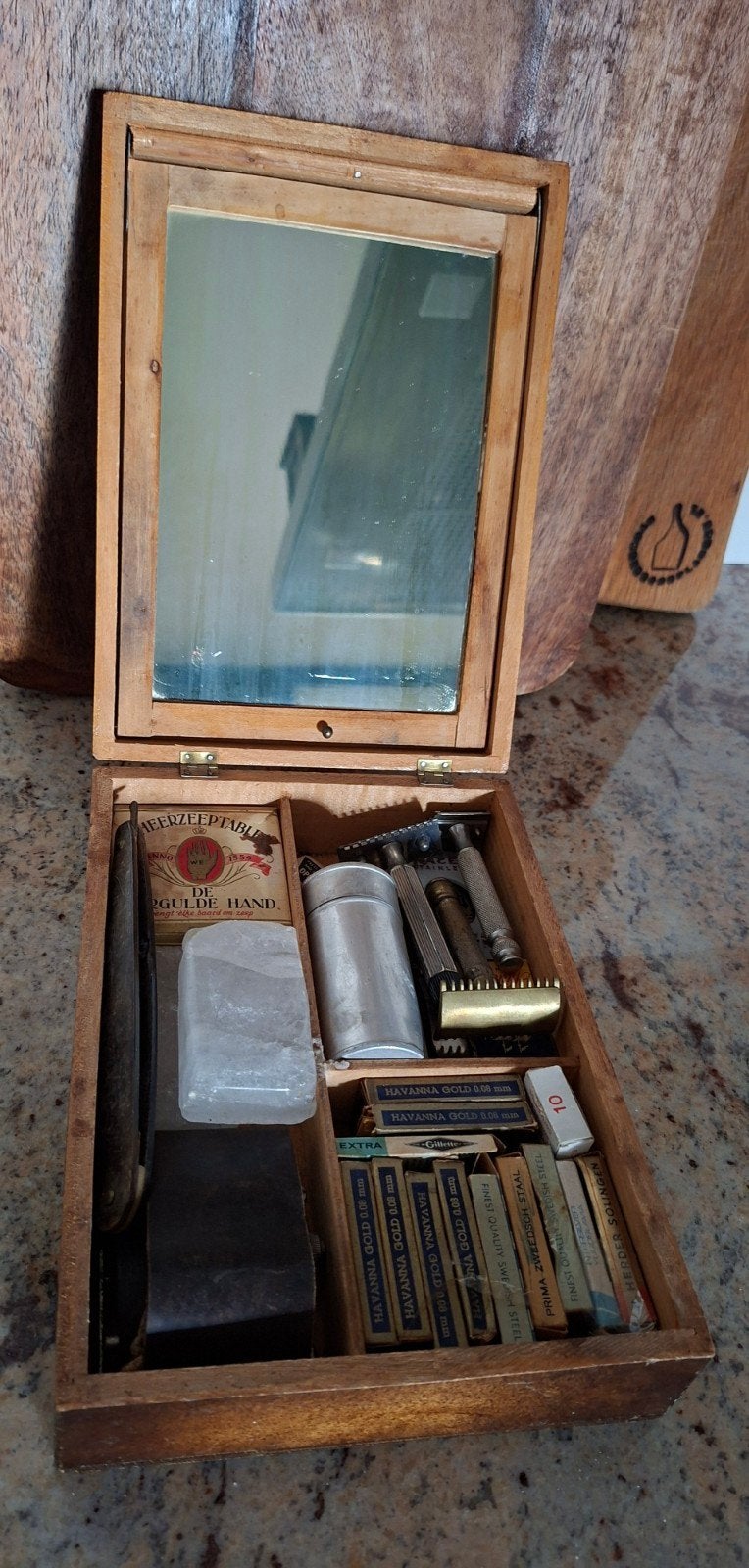Vintage houten scheerkist met riem, mes en stenen, Ophalen