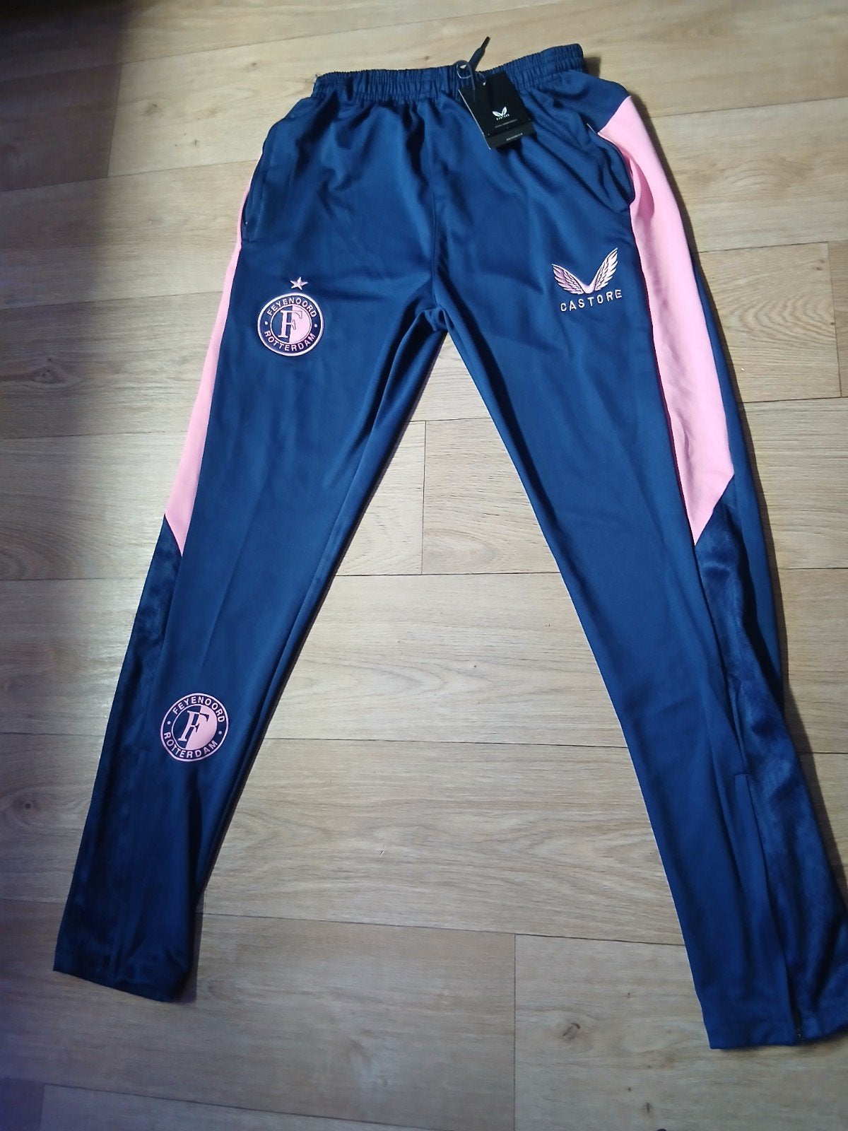 Feyenoord Castore Trainingsbroek Maat L - Nieuw met kaartjes, Maat 52/54 (L), Nieuw, Ophalen of Verzenden, Voetbal