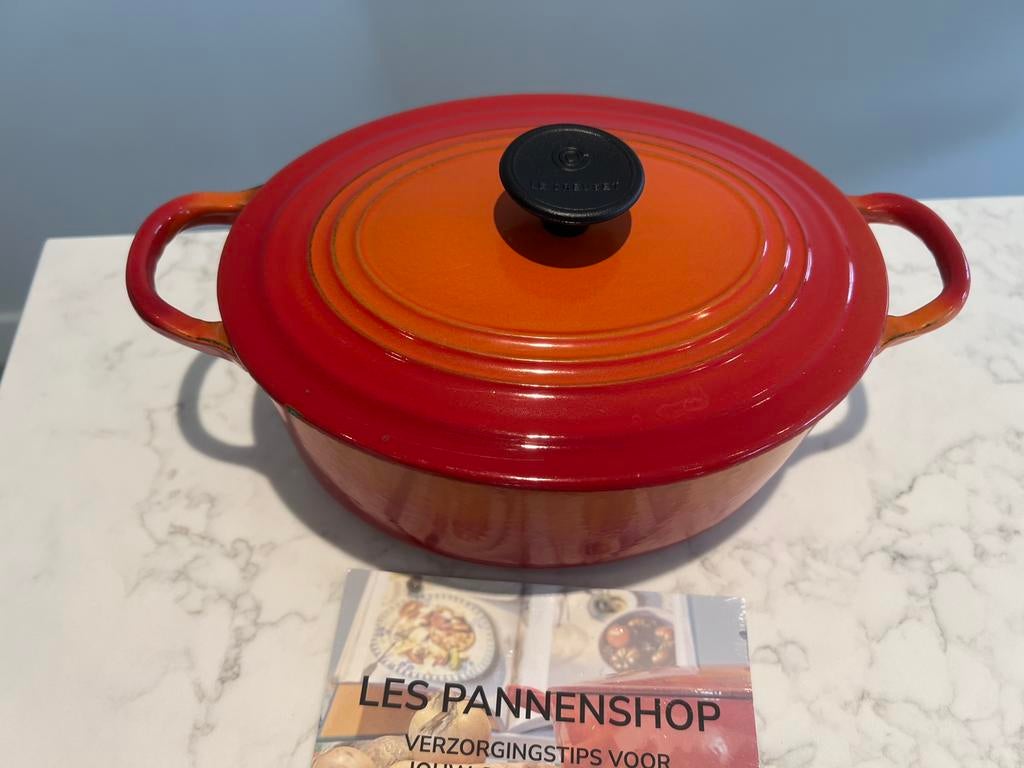 Vintage Le Creuset braadpan 22 cm ovaal Volcanic, Gebruikt, Gietijzer, Ophalen of Verzenden, Keramische plaat