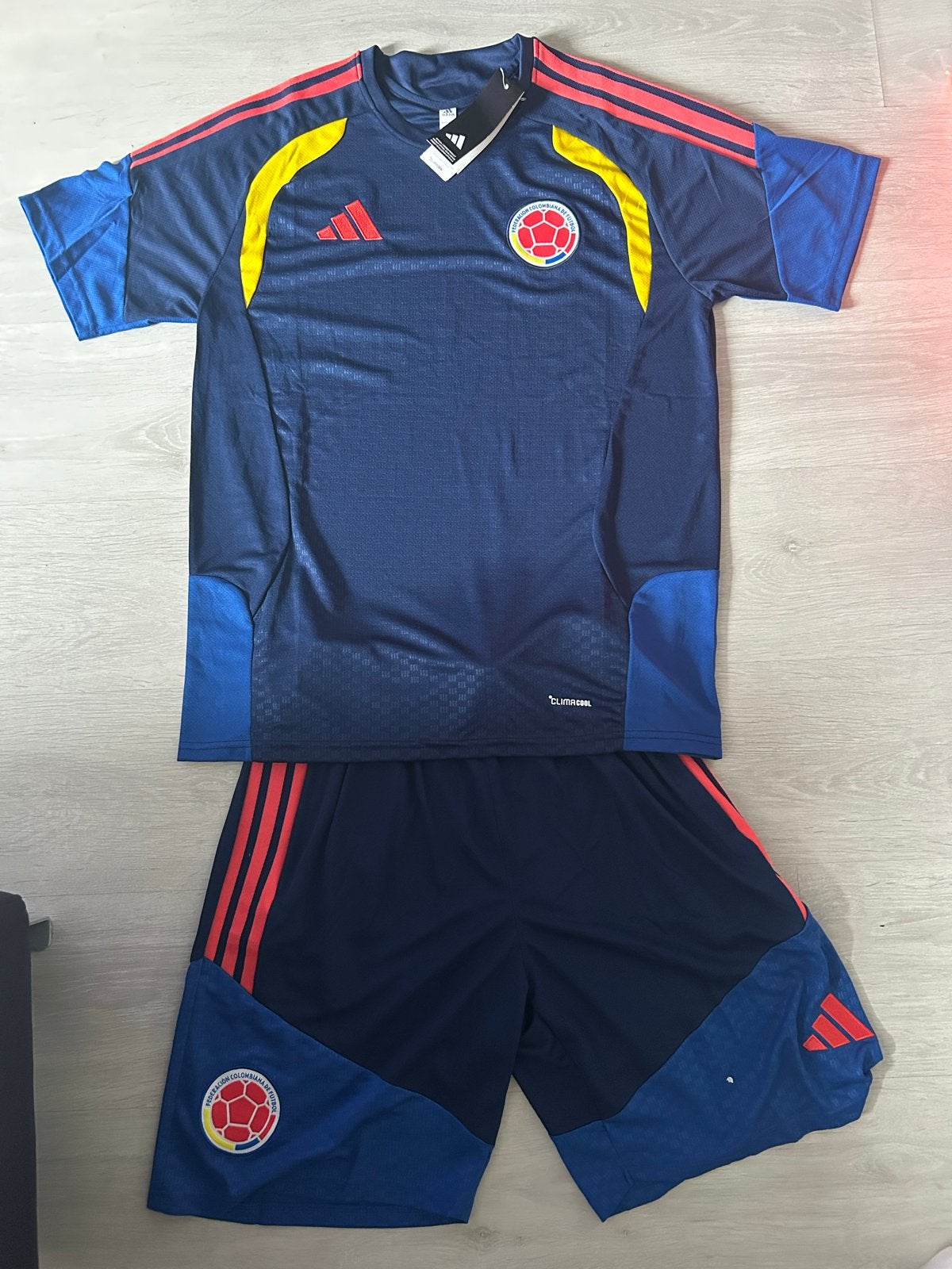 Colombia Trainingspak 26/27 - Nieuw met kaartjes M / XL, Sport en Fitness, Maat M, Ophalen of Verzenden, Nieuw, Trainingspak