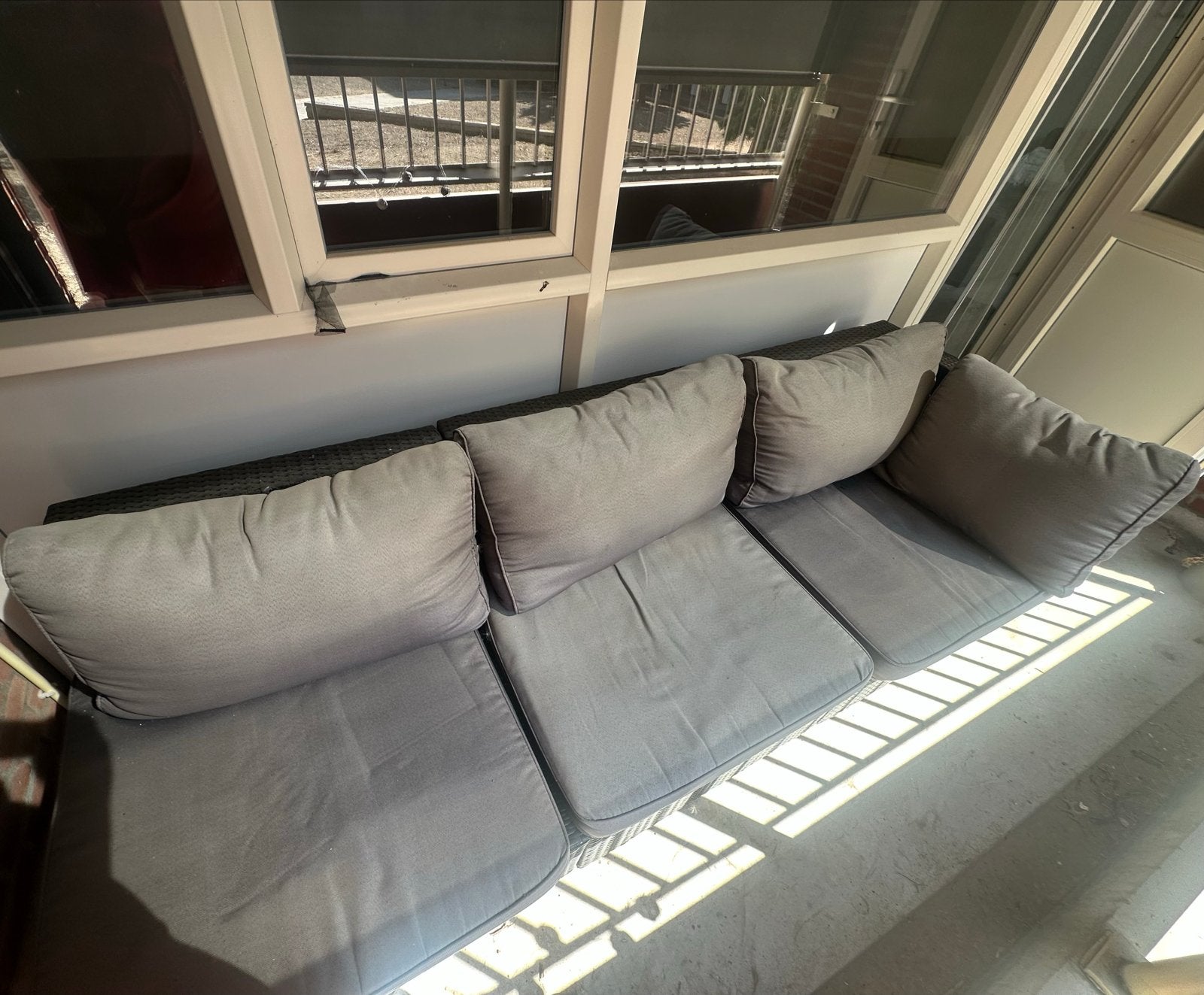 Comfortabele loungeset met grijze kussens, Ophalen, Overige materialen, Gebruikt, 3 zitplaatsen