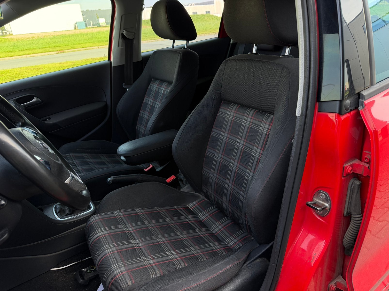 Foto 9 van Volkswagen Polo 1.2 TDI 55KW BM 2012 Rood | GTI Interieur