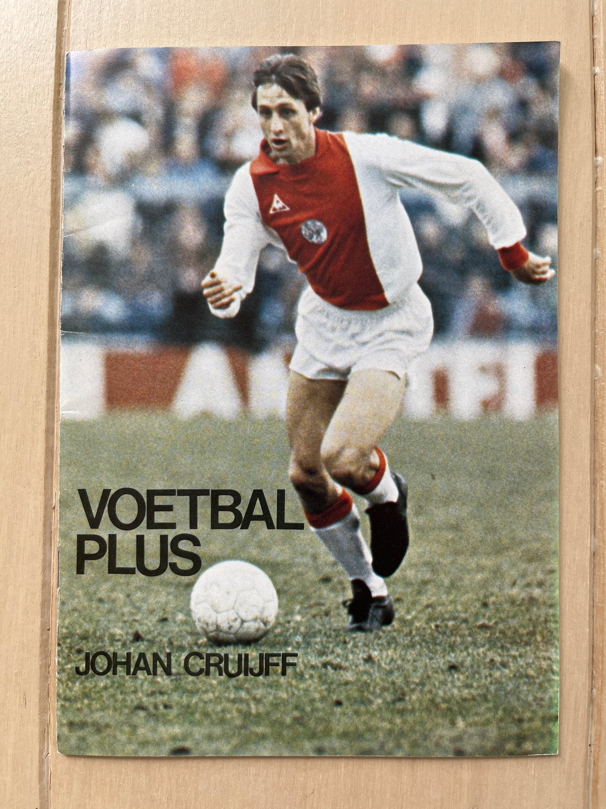 Voetbal Plus Johan Cruijff - Vintage Voetbalboekje, Ophalen of Verzenden, Gelezen, Balsport