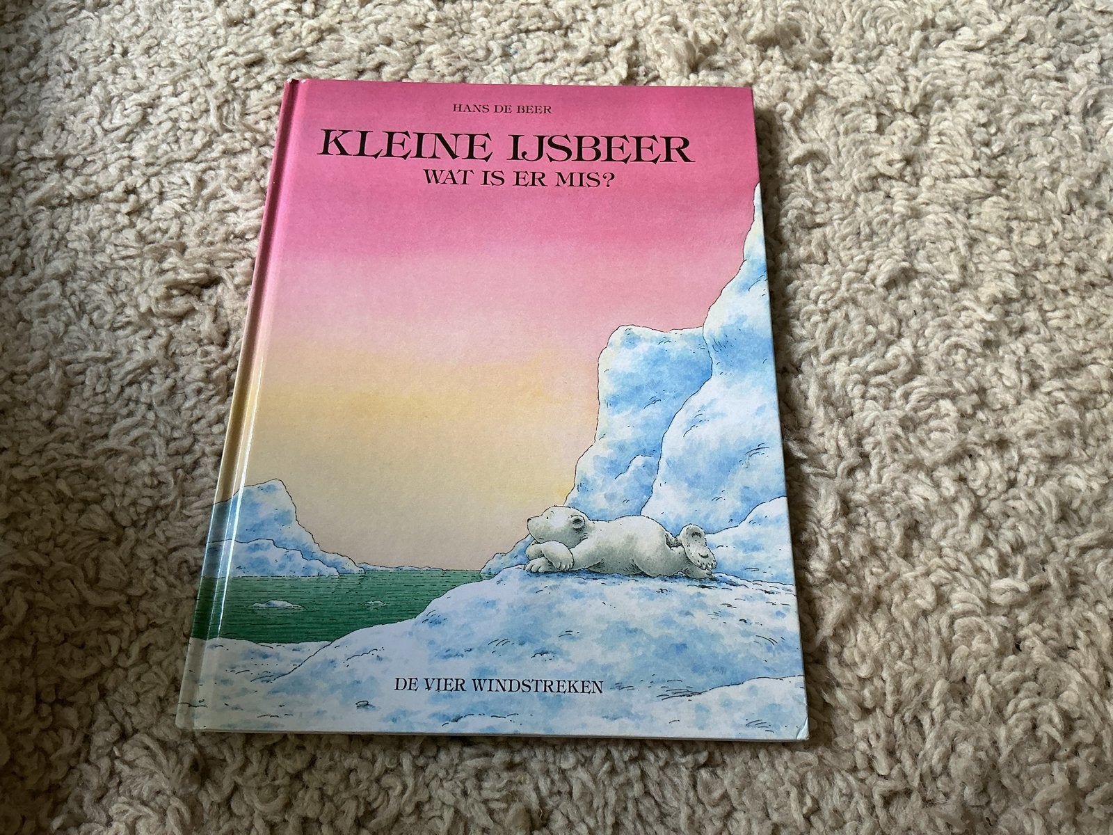Kleine IJsbeer: Wat is er mis? - Hans de Beer opbr gio 555, Boeken, Ophalen of Verzenden, Zo goed als nieuw, Sprookjes