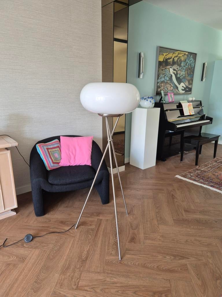 Design Vloerlamp met Melkglazen Kap, Ophalen, Modern Design, 100 tot 150 cm, Zo goed als nieuw