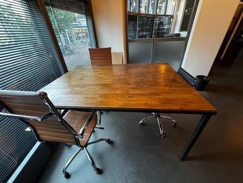 Gelakt eikenhouten bureau met stalen frame, Ophalen, 160 cm, Bruin, Zo goed als nieuw