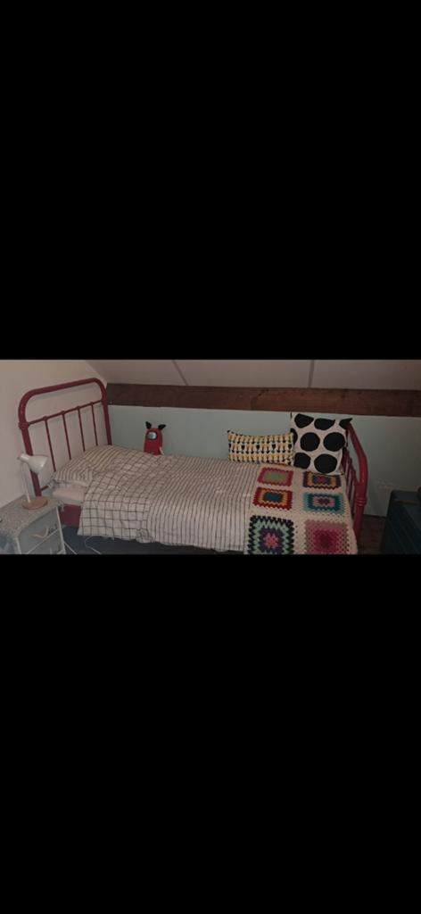 Vipack spijlenbed rood., Kinderen en Baby's, Kinderkamer | Bedden, Ophalen, 85 tot 100 cm, Gebruikt, Lattenbodem