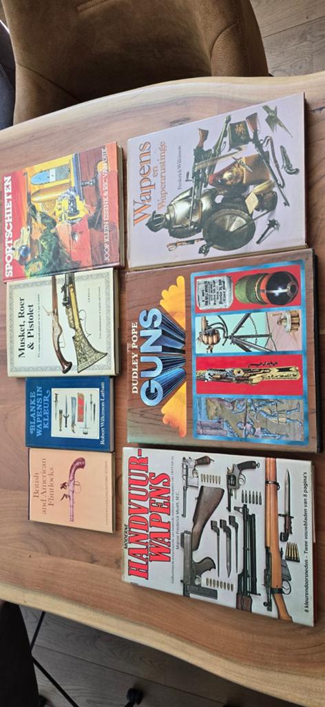 Te koop aangeboden 7 boeken over wapens, Ophalen of Verzenden, Gelezen, Overige onderwerpen