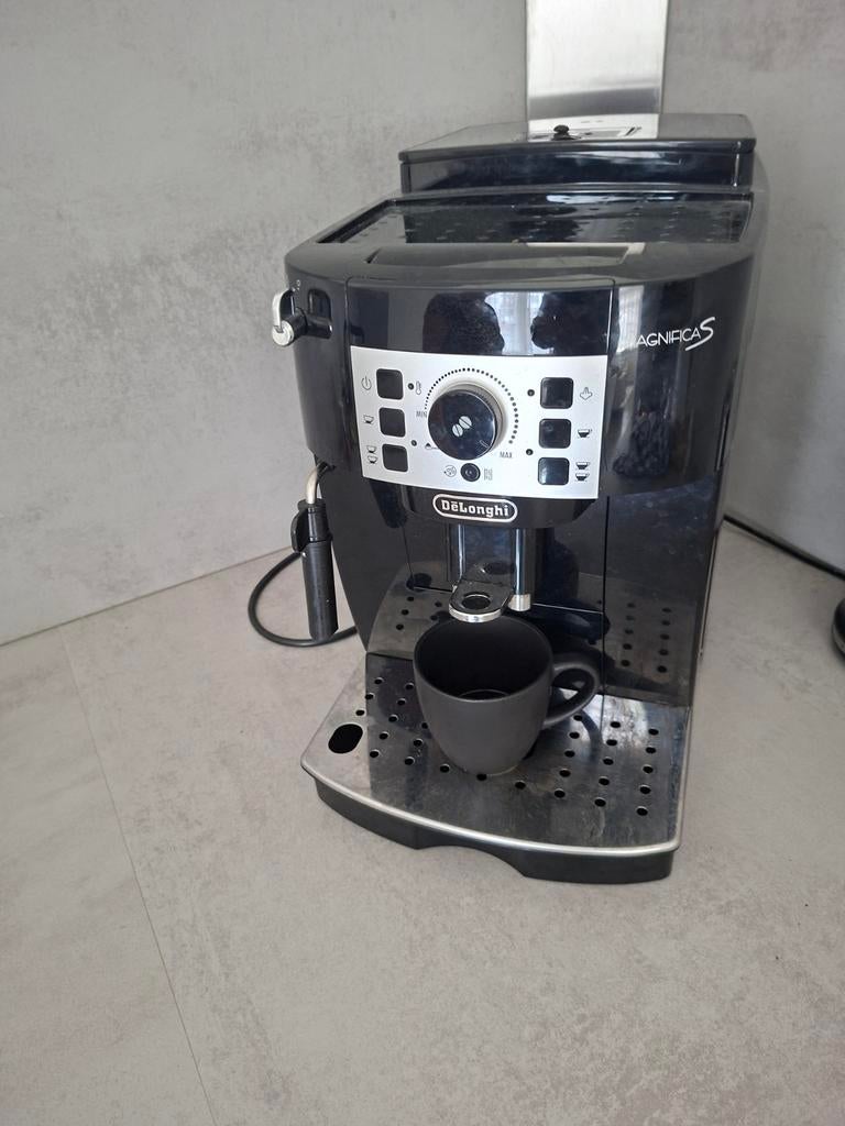 DeLonghi Magnifica S Zwart - Lekt water, voor de klusser, Witgoed en Apparatuur, Koffiezetapparaten, Ophalen, Gebruikt, Koffiemachine