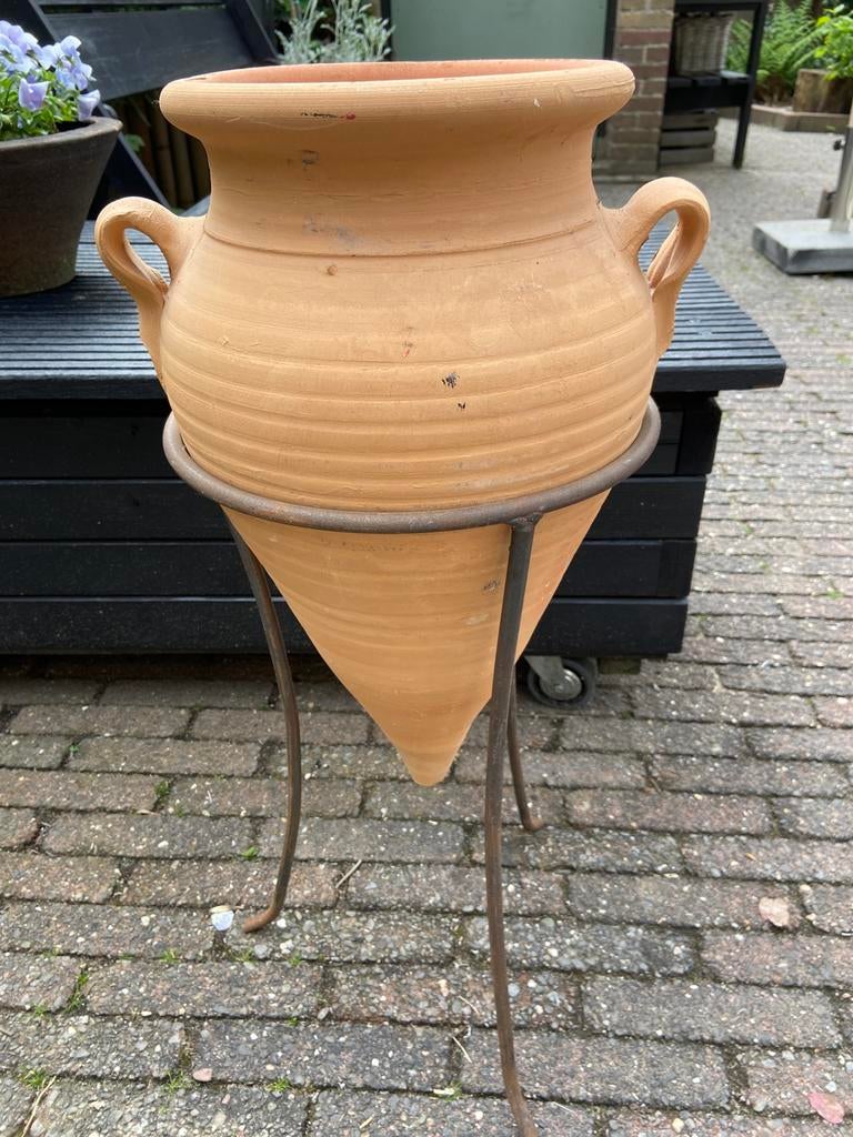 Terracotta kruik in metalen standaard., Tuin en Terras, Ophalen of Verzenden, Zo goed als nieuw